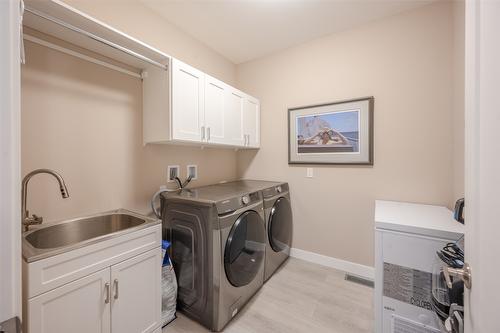 389 10Th Avenue, Keremeos, BC - Indoor Photo Showing Laundry Room