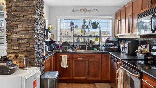 511 3Rd Street, Cranbrook, BC - Indoor Photo Showing Kitchen
