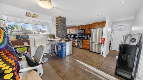 511 3Rd Street, Cranbrook, BC - Indoor Photo Showing Kitchen