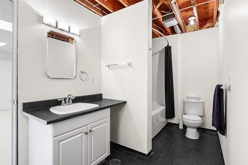 1548 Teetzel Road, Creston, BC - Indoor Photo Showing Bathroom