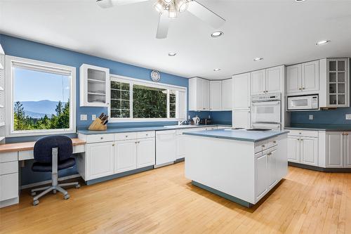1548 Teetzel Road, Creston, BC - Indoor Photo Showing Kitchen