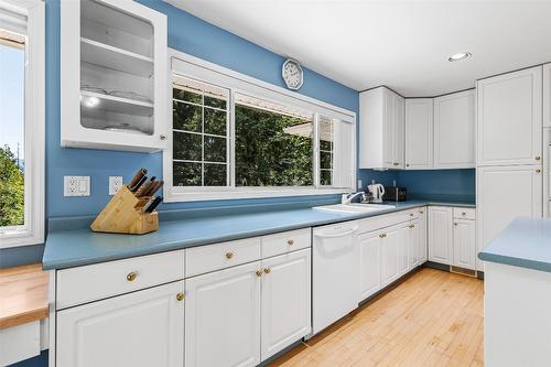 1548 Teetzel Road, Creston, BC - Indoor Photo Showing Kitchen