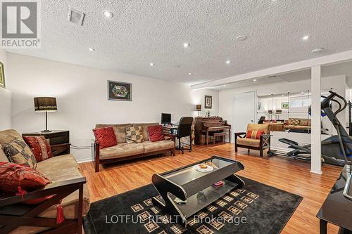 41 Pattermead Crescent, Ottawa, ON - Indoor Photo Showing Living Room