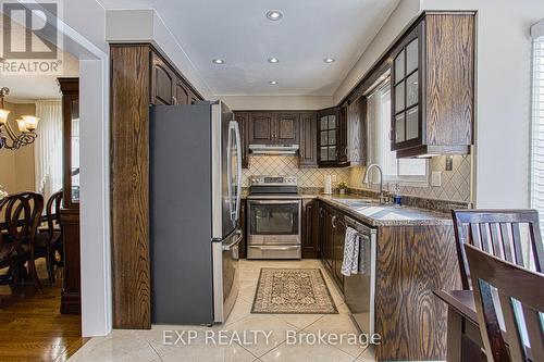 211 Rushdale Drive, Hamilton, ON - Indoor Photo Showing Kitchen