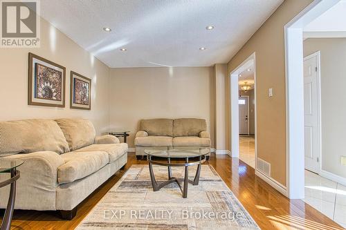 211 Rushdale Drive, Hamilton, ON - Indoor Photo Showing Living Room