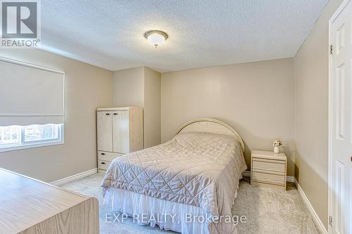 211 Rushdale Drive, Hamilton, ON - Indoor Photo Showing Bedroom