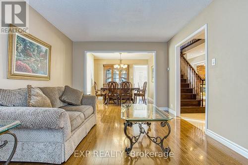 211 Rushdale Drive, Hamilton, ON - Indoor Photo Showing Living Room