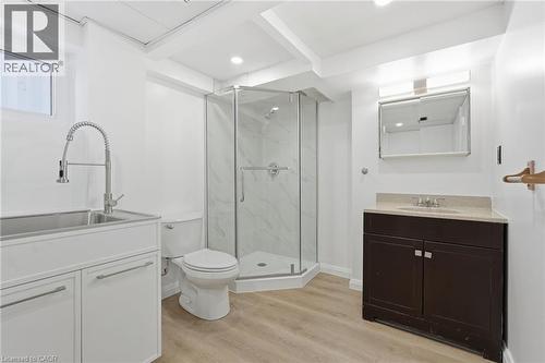 15 East 41St Street, Hamilton, ON - Indoor Photo Showing Bathroom