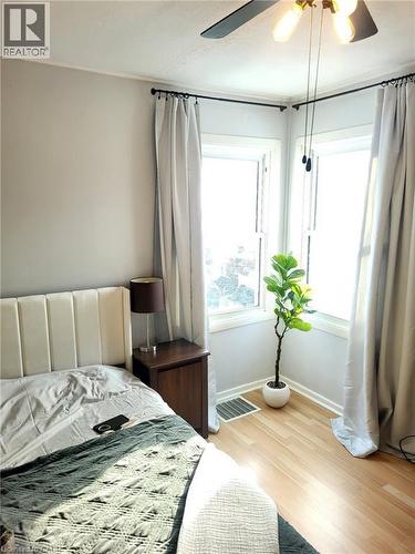 42 Avenue Road, Cambridge, ON - Indoor Photo Showing Bedroom