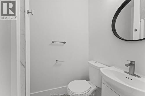 371 Curry, Windsor, ON - Indoor Photo Showing Bathroom