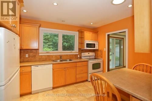 2341 Genevieve Drive, Mississauga, ON - Indoor Photo Showing Kitchen With Double Sink