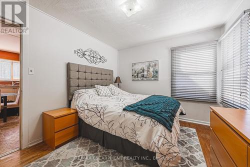 28 Munn Street, Hamilton, ON - Indoor Photo Showing Bedroom
