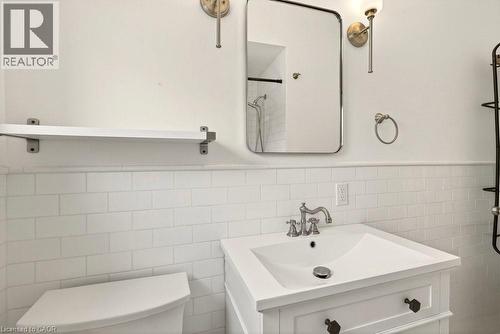 285 Mary Street, Hamilton, ON - Indoor Photo Showing Bathroom