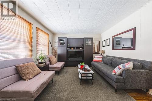 28 Munn Street, Hamilton, ON - Indoor Photo Showing Living Room