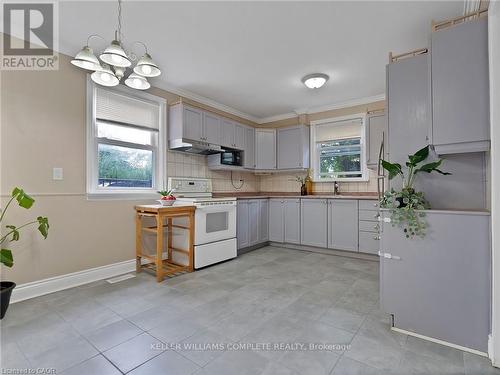 210 East 24Th Street, Hamilton, ON - Indoor Photo Showing Kitchen