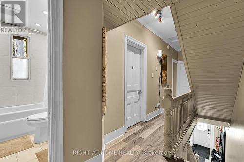 2nd floor landing with access to both staircases - 95 Templeton Street, Ottawa, ON - 