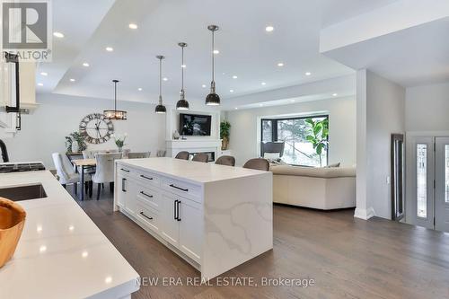 1481 Chasehurst Drive, Mississauga, ON - Indoor Photo Showing Kitchen With Upgraded Kitchen