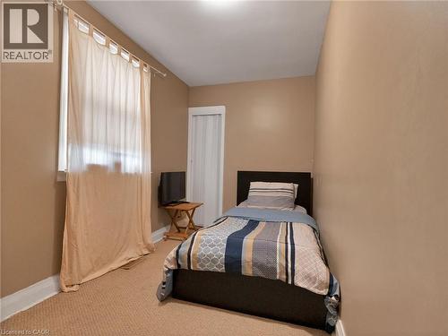 Bedroom with carpet flooring and baseboards - 210 East 24Th Street, Hamilton, ON - Indoor Photo Showing Bedroom