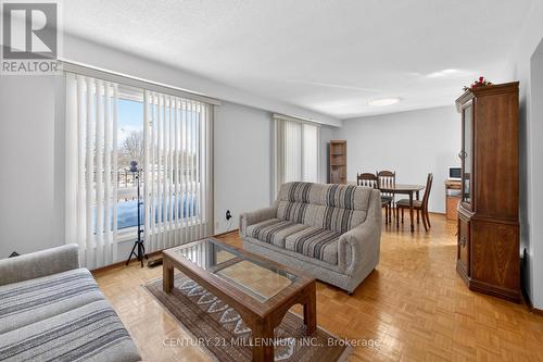 96 Shadeland Crescent, Kitchener, ON - Indoor Photo Showing Living Room