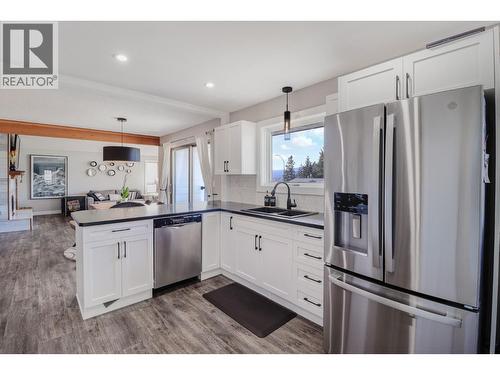 1816 Mt Connell Crescent, Cranbrook, BC - Indoor Photo Showing Kitchen With Stainless Steel Kitchen With Double Sink With Upgraded Kitchen