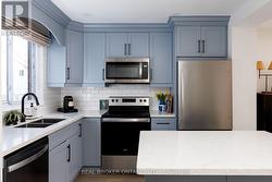 23 - 61 SARAH LANE  Oakville, ON L6L 3V2