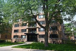 404-37 Av. Roosevelt  Mont-Royal, QC H3R 1Z3