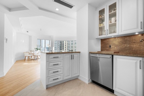 Cuisine - 1401A-2000 Rue Drummond, Montréal (Ville-Marie), QC - Indoor Photo Showing Kitchen