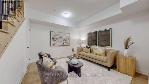 150 Alton Crescent, Vaughan, ON - Indoor Photo Showing Living Room