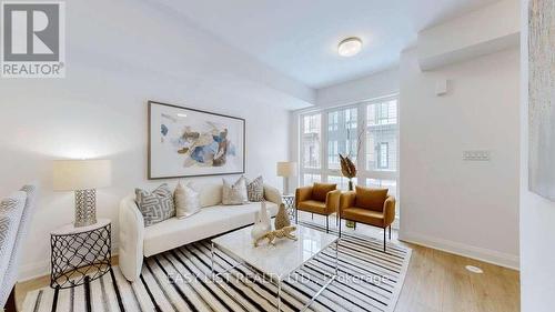 150 Alton Crescent, Vaughan, ON - Indoor Photo Showing Living Room