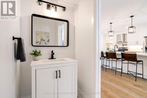 5199 Broughton Crescent, Burlington, ON - Indoor Photo Showing Kitchen