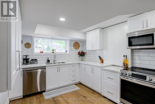 5199 Broughton Crescent, Burlington, ON - Indoor Photo Showing Kitchen With Upgraded Kitchen