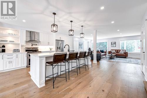 5199 Broughton Crescent, Burlington, ON - Indoor Photo Showing Kitchen With Upgraded Kitchen
