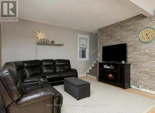 43 Rosemont Avenue, Hamilton, ON - Indoor Photo Showing Living Room