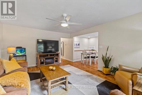 382 3Rd Street, Hanover, ON - Indoor Photo Showing Living Room