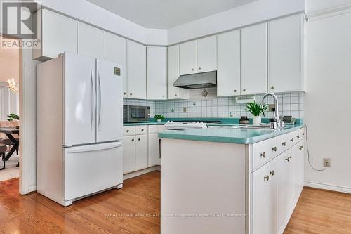 3952 Rolling Valley Drive, Mississauga, ON - Indoor Photo Showing Kitchen