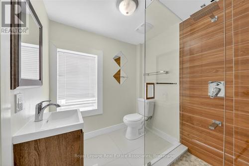 881 Lakeshore Road E, Mississauga, ON - Indoor Photo Showing Bathroom