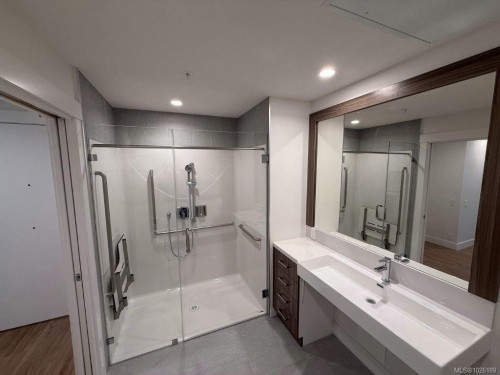 402-6320 Sentinal Dr, Nanaimo, BC - Indoor Photo Showing Bathroom