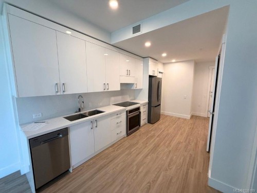 402-6320 Sentinal Dr, Nanaimo, BC - Indoor Photo Showing Kitchen With Double Sink
