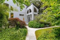 885 Falkirk Ave  North Saanich, BC V8L 5G8