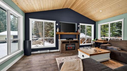 141 Wadlegger Road, Clearwater, BC - Indoor Photo Showing Living Room