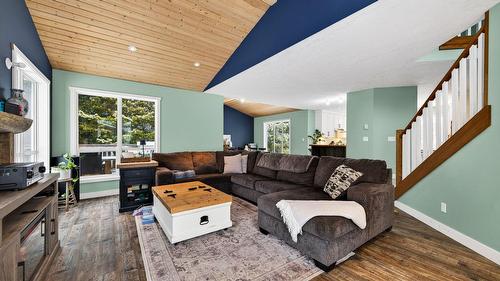 141 Wadlegger Road, Clearwater, BC - Indoor Photo Showing Living Room