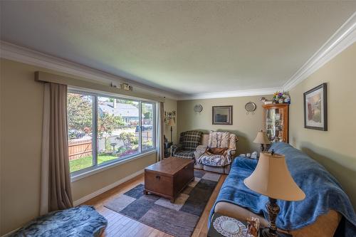 480 Orchard Avenue, Penticton, BC - Indoor Photo Showing Living Room