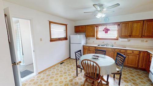 308 17Th Avenue, Cranbrook, BC - Indoor Photo Showing Kitchen With Double Sink