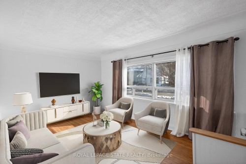 94 Emerson Street, Hamilton, ON - Indoor Photo Showing Living Room