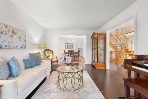 1093 Senlac Court, Mississauga, ON - Indoor Photo Showing Living Room