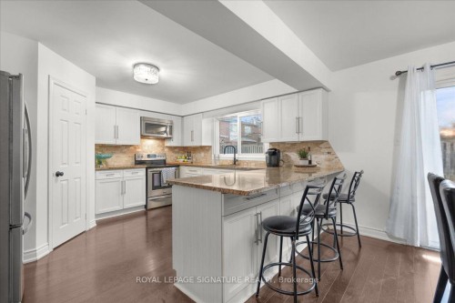 1093 Senlac Court, Mississauga, ON - Indoor Photo Showing Kitchen With Upgraded Kitchen