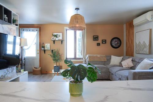 Living room - 8100 Route Des Ormes, Bécancour, QC - Indoor Photo Showing Living Room