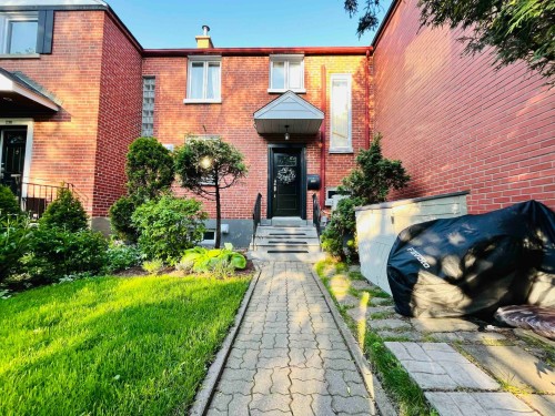 220 Boul. Laird  Mont-Royal, QC H3R 1Y2