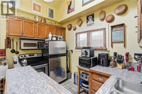 27 Ontario Avenue, Hamilton, ON - Indoor Photo Showing Kitchen