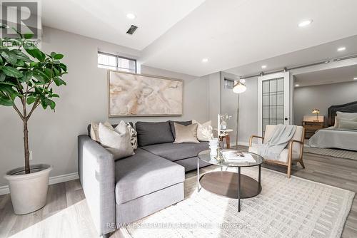 680 Rexford Drive, Hamilton, ON - Indoor Photo Showing Living Room